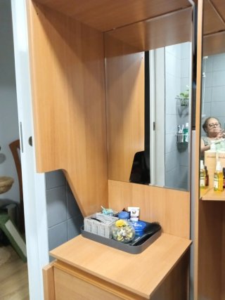 Mueble madera con espejo y cajonera