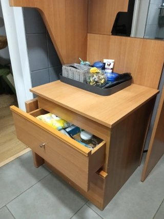 Mueble madera con espejo y cajonera
