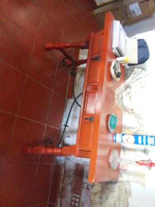 Mesa de madera y metal