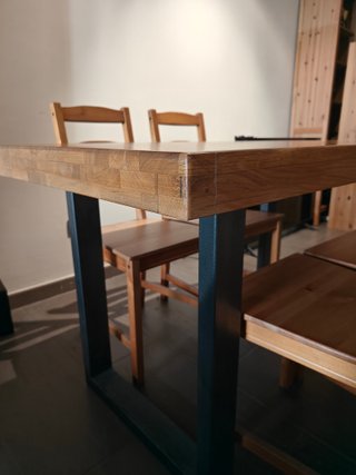 Mesa madera con patas de hierro + 4 sillas
