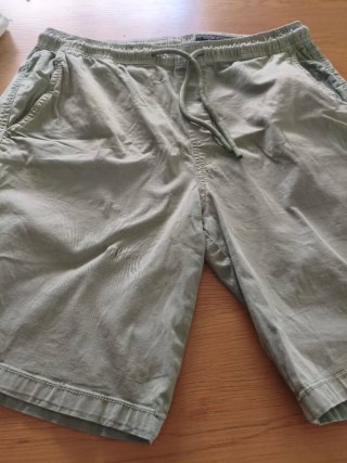 Pantalón corto verde oliva