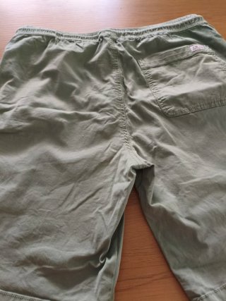 Pantalón corto verde oliva