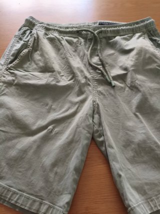 Pantalón corto verde oliva