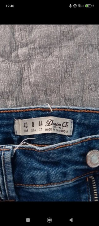 Pantalón vaquero desgastado