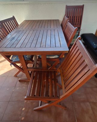 Mesa de teka y 6 sillas de madera