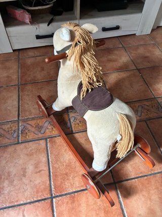 Caballito balancín con ruedas y música