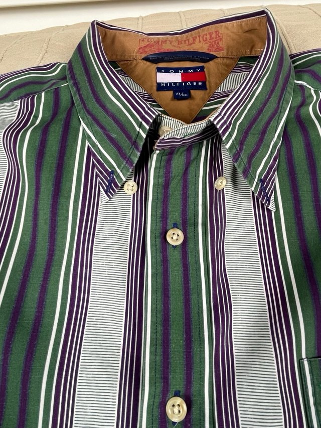 Camisa Tommy Hilfiger Rayas Vede y Morada.