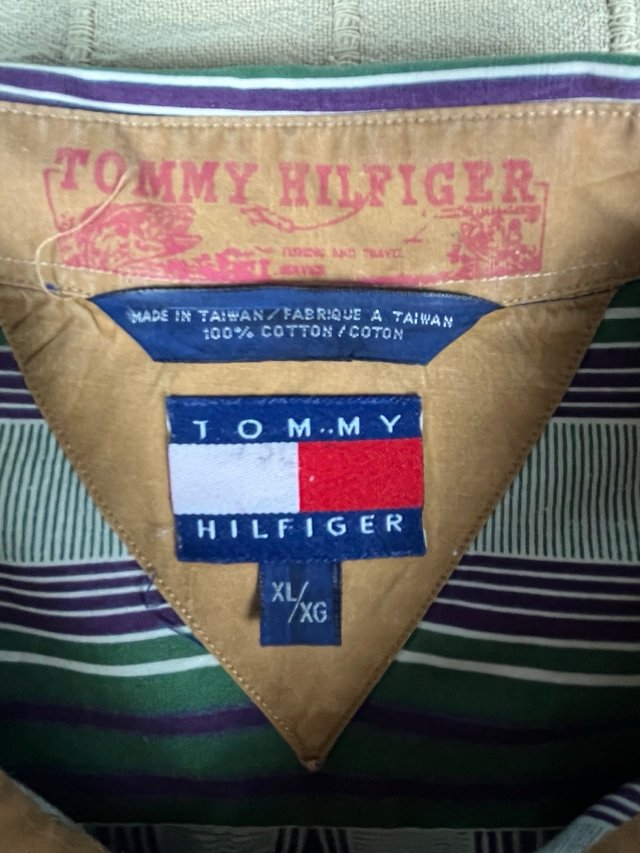 Camisa Tommy Hilfiger Rayas Vede y Morada.