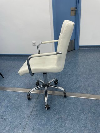 Silla de escritorio blanca con base plateada