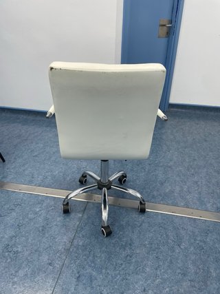 Silla de escritorio blanca con base plateada
