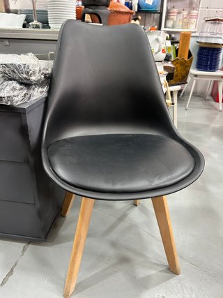Silla Nórdica Negra con Cojín (Estilo Eames/Dami)