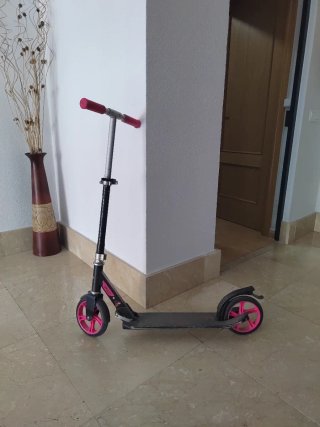 Patinete infantil negro y rosa