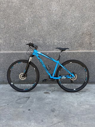 Bicicleta de montaña azul