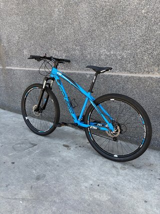 Bicicleta de montaña azul