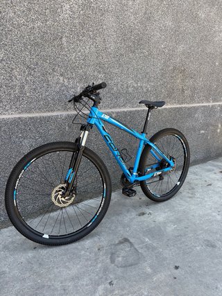Bicicleta de montaña azul