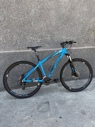 Bicicleta de montaña azul
