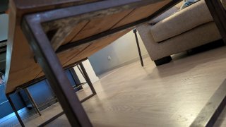 Mesa de madera y metal para salón
