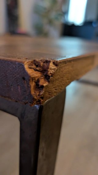 Mesa de madera y metal para salón