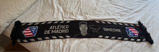 Bufanda Atlético de Madrid con firma grabada.