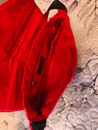 Bolso rojo y negro