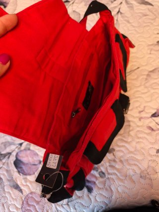 Bolso rojo y negro