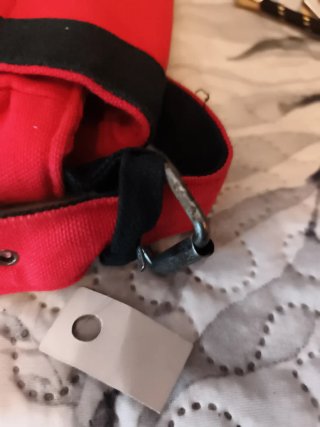 Bolso rojo y negro