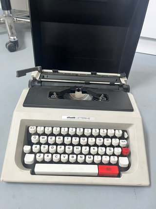 Máquina de escribir Olivetti Lettera 42