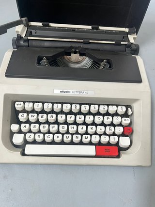Máquina de escribir Olivetti Lettera 42