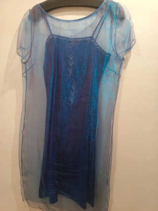 Vestido de fiesta azulado con fular