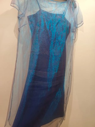 Vestido de fiesta azulado con fular