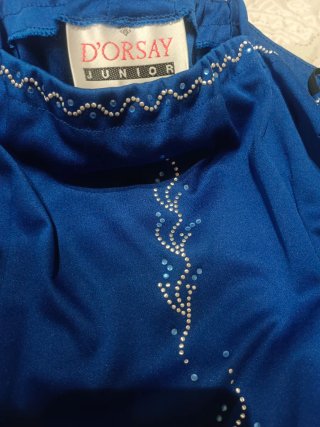 Vestido de fiesta azulado con fular