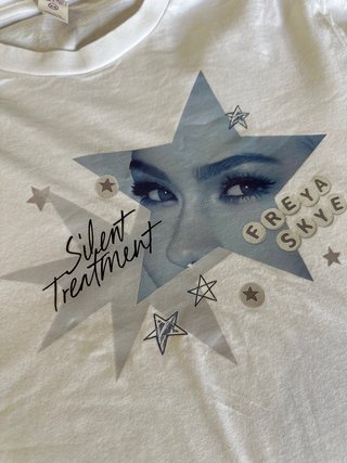 Póster + camiseta Freya Skye Stars Align Tour '26