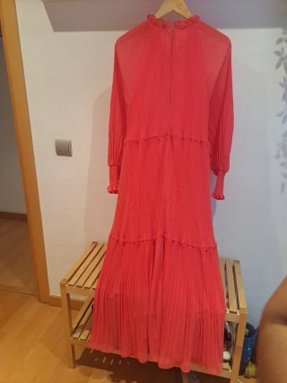Vestido fiesta plisado largo de color melón