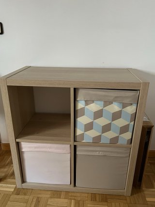 Estantería efecto roble con 3 cajas organizadoras.