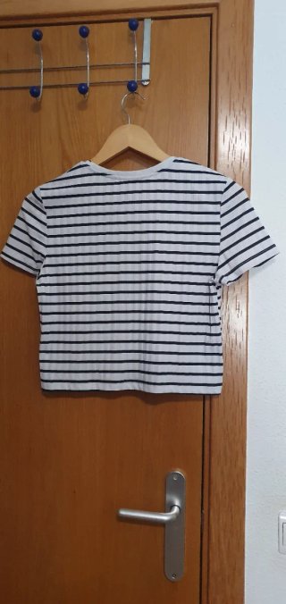 Camiseta blanca y negra a rayas