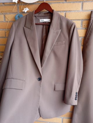 Traje Zara Marrón