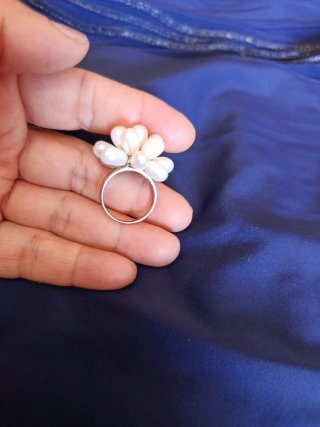 Anillo de perlas blancas y plateadas