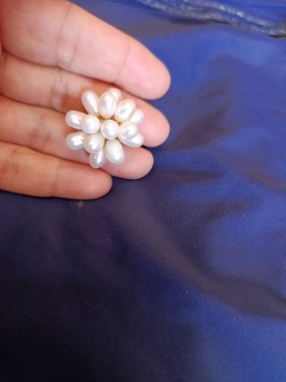 Anillo de perlas blancas y plateadas