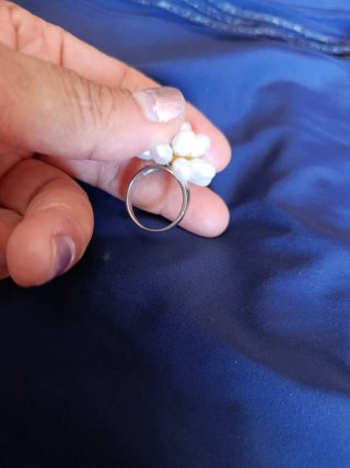 Anillo de perlas blancas y plateadas