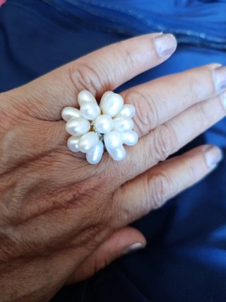 Anillo de perlas blancas y plateadas