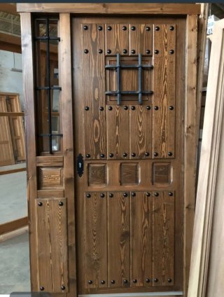 Puertas de madera rústicas y ventanas.