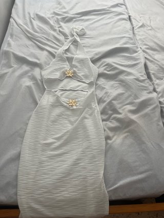 Vestido blanco halter con detalles dorados