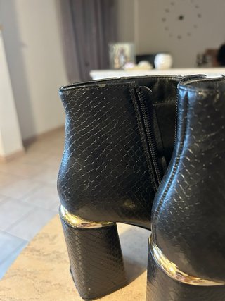 Stivaletti neri con tacco oro