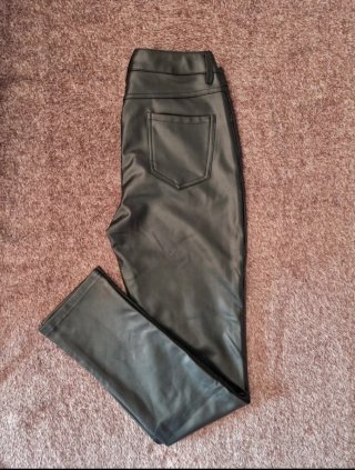 Pantalones efecto piel negros