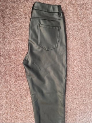 Pantalones efecto piel negros