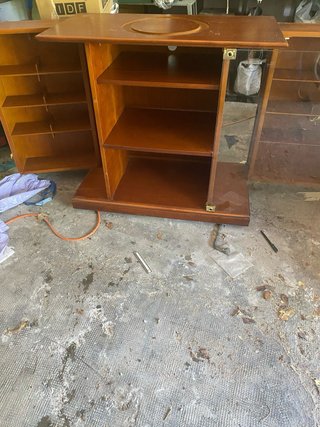 Mueble de madera con cristal