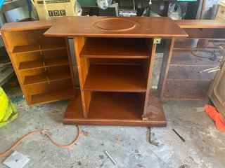 Mueble de madera con cristal