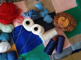 Lana, hilos y mantita patchwork