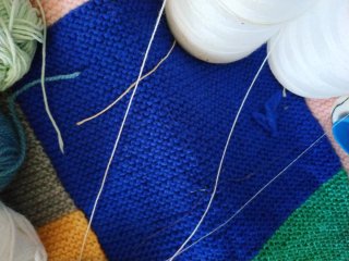 Lana, hilos y mantita patchwork