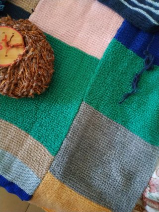 Lana, hilos y mantita patchwork